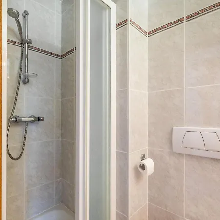 Spacious Duplex In Near Apartment *